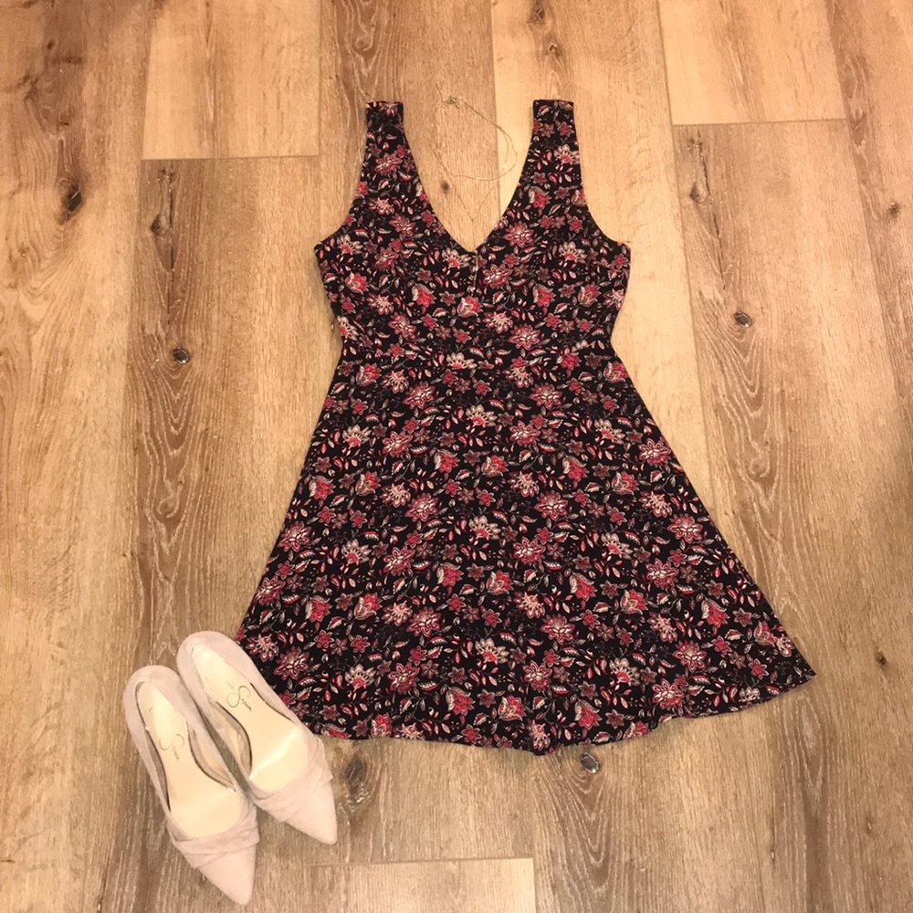 Adorable v neck mini dress 👗